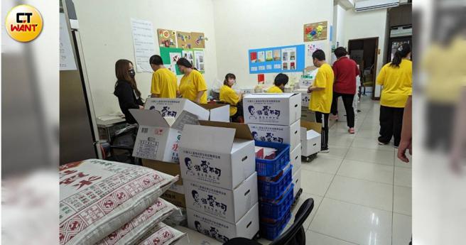 台湾自闭儿家庭关怀协会里，星儿们在社工老师的陪伴下将原装池上米分装成「星愿米」。（图／林冠吟摄）