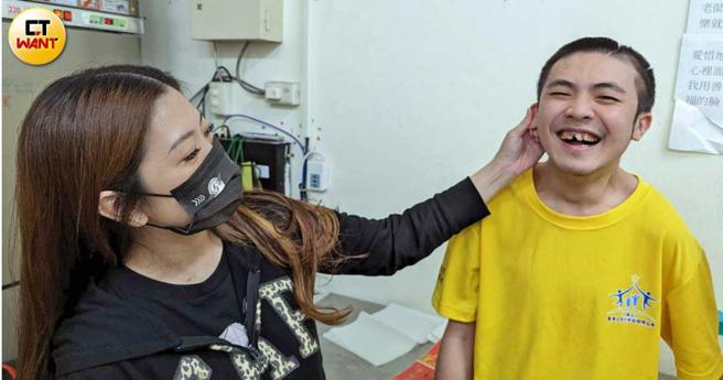  柏叡幼时因脑伤损及语言与肢体发展，被亲生母亲弃养，所幸姑姑不离不弃，拉拔他至成人。（图／林冠吟摄）