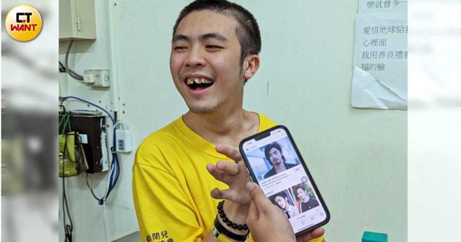 被问到为什么不刮鬍子时，柏叡笑着指着手机里的陈柏霖说，想留跟他一样的山羊鬍。（图／林冠吟摄）