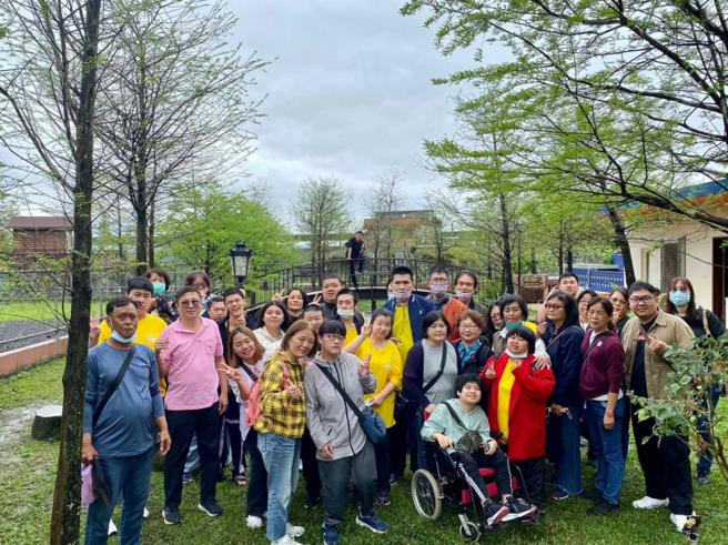 协会目前有14位星儿在作坊中工作，与协会人员相处融洽如家人。（图／孙中光提供）