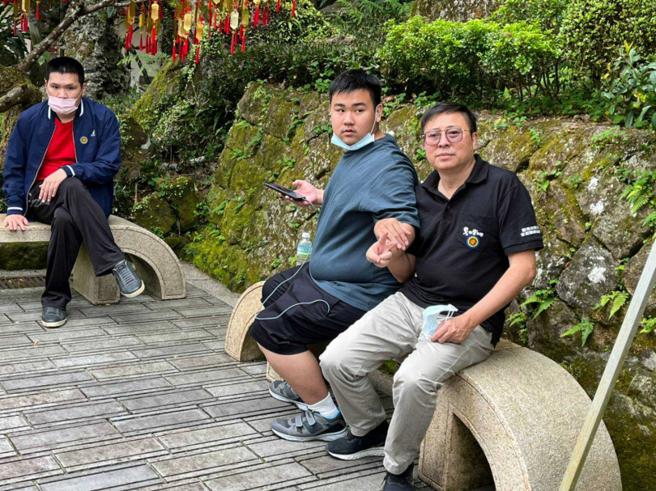 孙爸是学校行政人员退休，他眼睛不好，右眼几乎失明，成立协会的主因是2个儿子皆为自闭症患者。（图／孙中光提供）