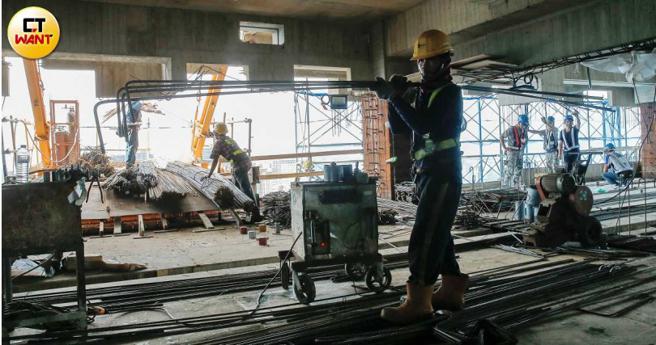 有换屋的民眾记得申请「重购自用住宅扣抵税额」，不过专家提醒，预售屋多有延后交屋的情形，需特别留意卖屋到预售屋交屋时间是否符合2年以内的条件。（图／黄耀徵摄）