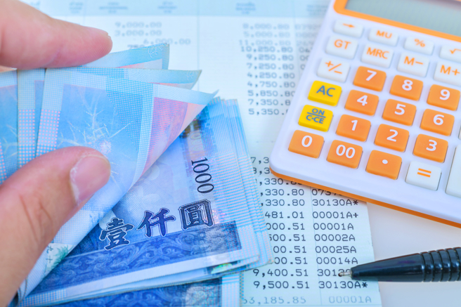 一名女網友看到台南娃娃機店徵正職店員，早班薪資是35K起、晚班則是42K起。（圖／示意圖，達志影像）