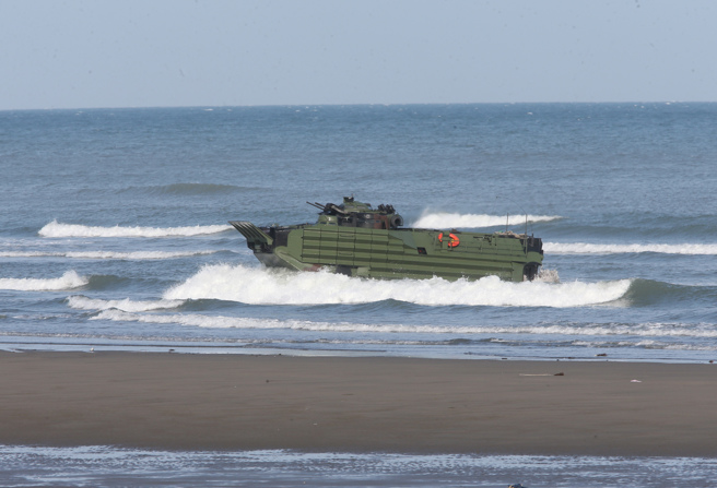 圖為海軍陸戰隊上月23日在軍方列管的「紅色海灘」—桃園竹圍海灘實施「反登陸操演」，AAV7兩棲突擊車駛離海軍中和艦登陸竹圍海灘。（資料照,陳怡誠攝）