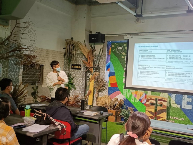 原民局111年办理计画撰写说明工作坊，邀请刘大卫老师透过自身经验指导学员运用SWOT分析，找出自我产业优势，课程获得热烈迴响!（图/新北市政府原民局提供）