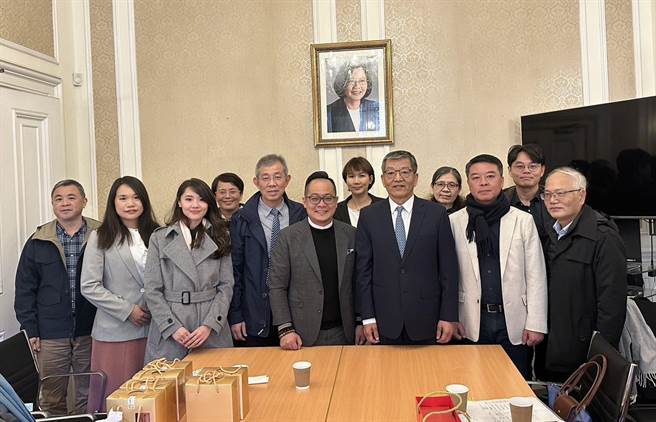 基隆市议长童子玮（前排右4）带领基隆市议会组团参访驻英代表处，交换台英关系等看法。（童子玮服务处提供／张志康基隆传真）