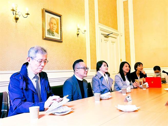 基隆市议长童子玮（左2）带领基隆市议会组团参访驻英代表处，交换台英关系等看法。（童子玮服务处提供／张志康基隆传真）
