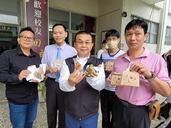 Feeling18延续陈绸阿嬷慈善精神，赠送埔里镇上所有考生糕点、粽子「糕粽」礼盒。（民眾提供／杨静茹南投传真）