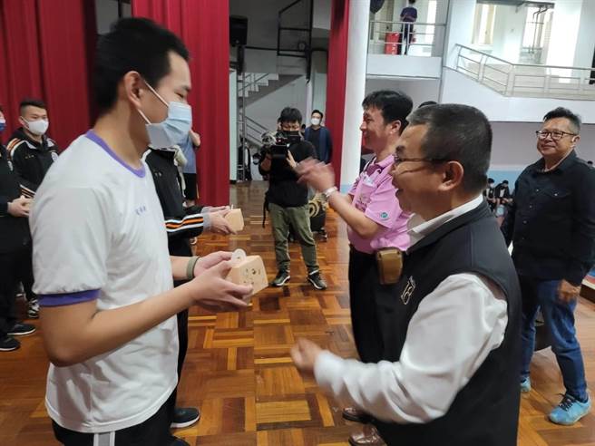 良显堂基金会与Feeling18巧克力工房赠送埔里镇考生「糕粽」，祝福他们考试顺利。（民眾提供／杨静茹南投传真）