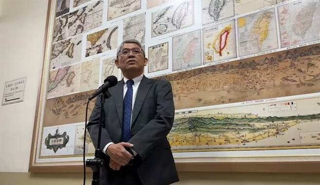 内政部政务次长花敬群今指出，这次国防部是协助保二训练种子教官，而不是让保二总队的警察全部变成军人，「警察跟军人是不一样的」。（游念育摄）