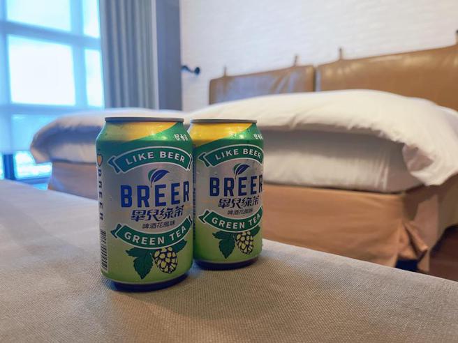 （捷丝旅台北三重馆携手保力达跨界合作，5月1日至31日于客房内及大厅Happy Hour时段，提供全新零酒精「毕儿绿茶」气泡饮品畅饮服务。图／捷丝旅台北三重馆提供）