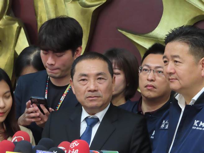 侯友宜出席議會總質詢前受訪表示，他現在在議會備詢期間，目前還是以市政為最重要的懸念，黨的任何規畫與步驟，整個程序他不是那麼了解，一切尊重。（葉德正攝）
