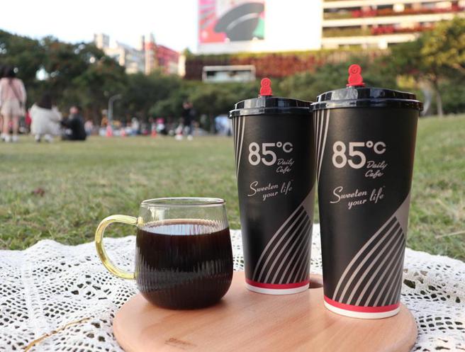 85度C推「5／2咖啡分享日」，当天大杯咖啡系列与寄杯享买二送一。（图／85度C提供）