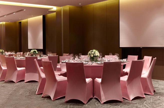 台北寒舍艾美酒店宴会厅推出「前兔似锦」谢师宴专案，中西合併精致菜肴以自助餐型式供应，平日每位1,099元+10％起。（图／寒舍艾美酒店提供）