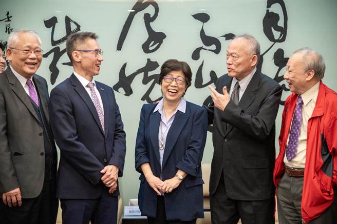 蔡宗国（右2）分享当年两人去成功湖划船时，不小心翻船的趣事。（清大提供／王惠慧新竹传真）