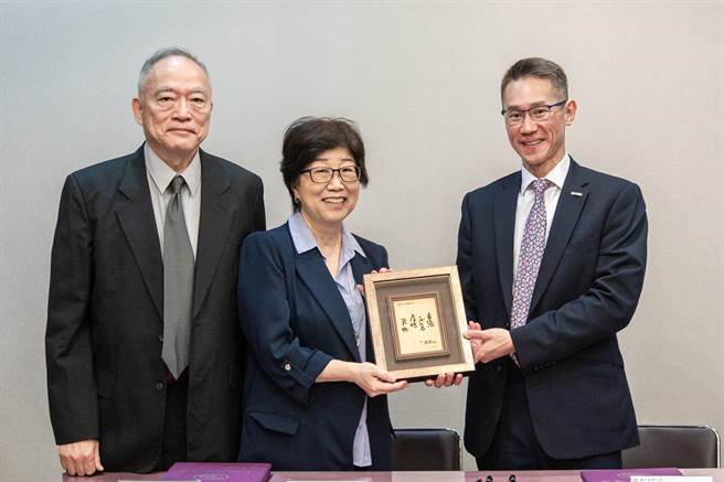 清大校长高为元致赠刻有「自强不息，厚德载物」校训的风铃木牌，感谢夫妇俩的大德与胸怀。（清大提供／王惠慧新竹传真）