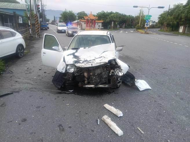 花莲83岁无照的黄姓老翁今天清晨5时许驾车行经台9线光復乡一处Y字型路口，并在左转时与对向疾驶的直行车发生碰撞，当场失去呼吸心跳，经送医抢救不治。（民眾提供／罗亦晽花莲传真）