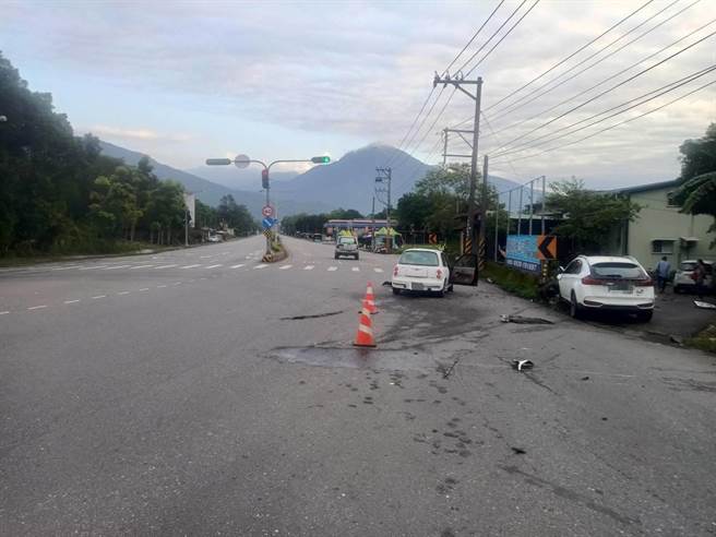 花莲83岁无照的黄姓老翁今天清晨5时许驾车行经台9线光復乡一处Y字型路口，并在左转时与对向疾驶的直行车发生碰撞，当场失去呼吸心跳，经送医抢救不治。（民眾提供／罗亦晽花莲传真）