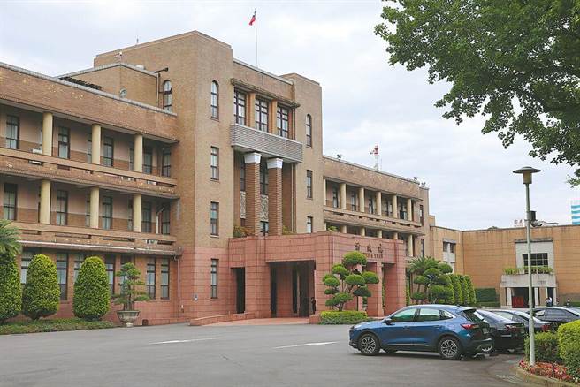 蔡政府在行政院设置数十个专案办公室，前立委郭正亮指出，这形同剥夺政务委员的权力。图为行政院外观。（本报资料照片）