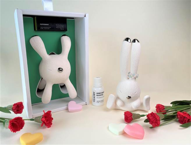 陶博馆与陶艺家、芳疗品牌三方跨域合作，推出3款「扩香小陶兔」质感礼盒，《晶喜surprise兔》、《跑跑running兔》，耳朵与鼻子妆点珍贵白金釉，更添优雅质感。搭配复方精华，一次直送视觉、嗅觉享受。（蔡雯如摄）