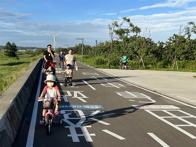新竹市17公里海岸線近年完成改善，不少民眾全家大小在此騎車，欣賞日落及海景。（本報資料照）