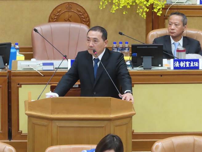 总质询被问对岸是不是敌人，侯友宜表示，两岸对等务实交流。（叶德正摄）