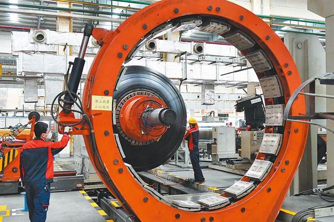 大陆国家统计局公布，首季规模以上工业企业利润下降21.4％。图为福建莆田一轮胎企业工人在生产线作业。（资料照／中新社）