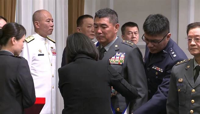 蔡英文今天主持「国军重要高阶干部授勋暨授阶典礼」。（取自总统府录影画面）