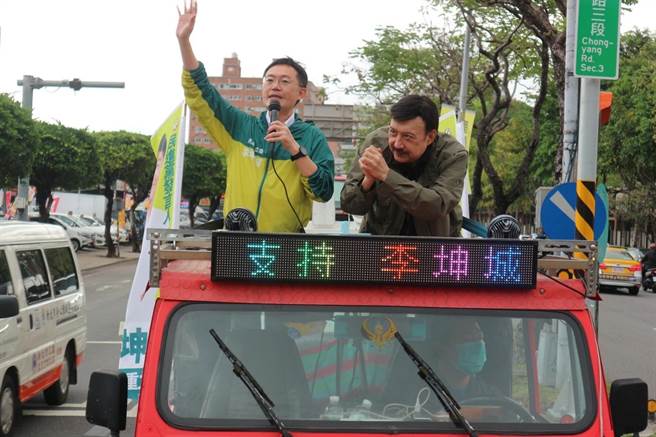 新北市立法委员第三选举区（三重）初选呈现三脚督局势，由前新北市议员、正国会李坤城以及现任新北市议员英系彭佳芸、苏系李余典角逐，今日初选民调揭晓，由李坤城脱颖而出，成功出线赢得初选。(黄敬文翻摄)