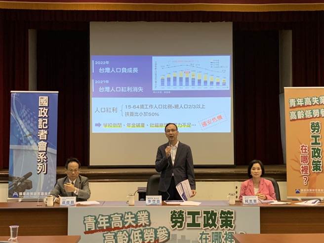 國民黨主席朱立倫今天出席國民黨智庫《青年高失業、高齡低勞參，勞工政策在哪？》記者會。（張薷攝）