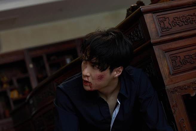 张艺兴被打得鼻青脸肿。（中天娱乐台提供）