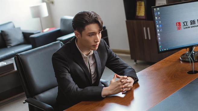 张艺兴近年影视歌三栖，在《相逢时节》饰演寧恕。（中天娱乐台提供）