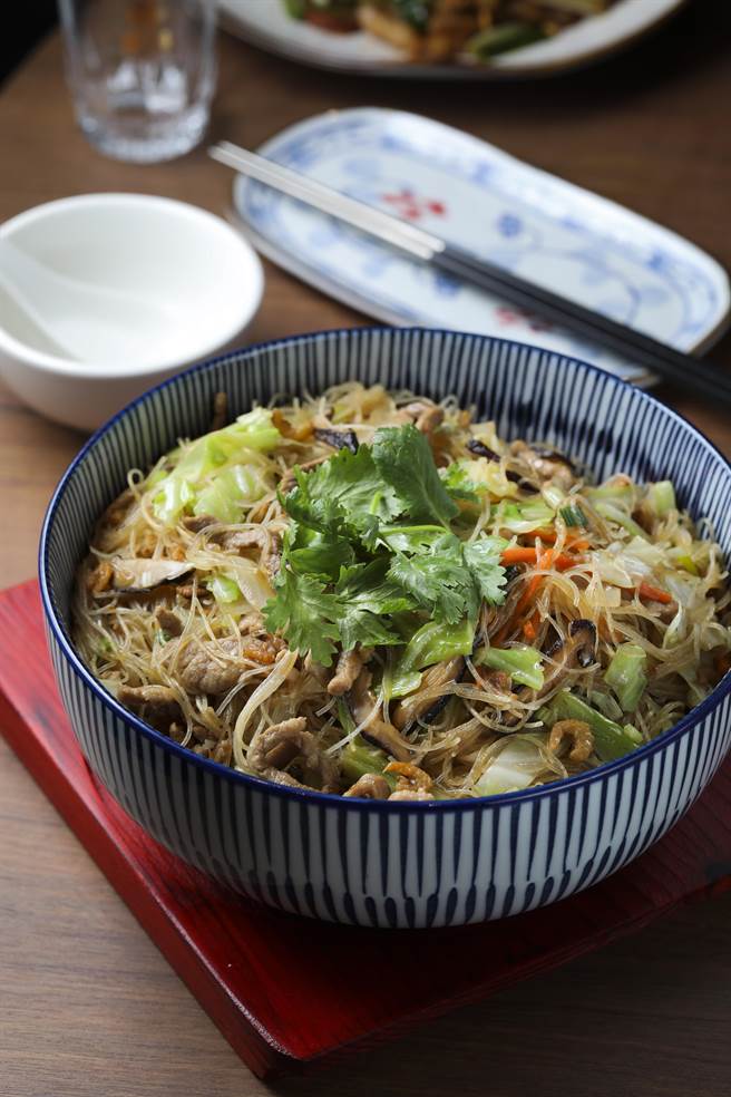 「真珠」台菜屡获经济部认证，照片为阿嬷手路菜代表「真功夫炒米粉」。（飨宾餐旅集团提供）