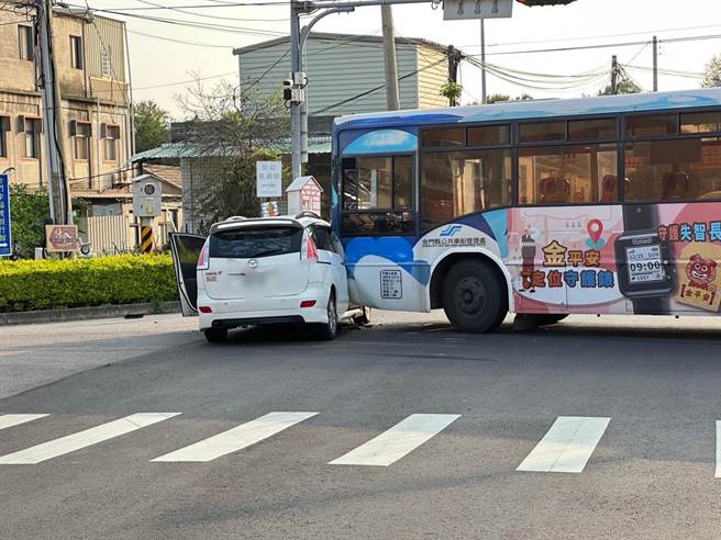 金门金寧乡顶林路与琼安路口今日清晨发生公车与民车直撞车祸，肇事原因正由警方厘清中。(图／民眾提供)