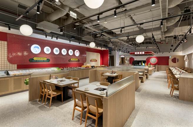 「小福利麻辣锅」进驻「京站时尚广场小碧潭店」，以中药行的復古元素结合现代摩登设计，搭配各式用餐俏皮标语增添趣味。（飨宾餐旅集团提供）