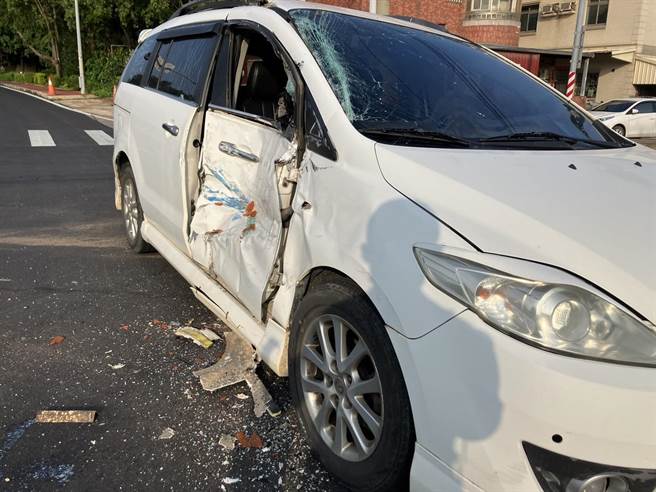 车祸造成自小客右车门毁损及左前轮爆胎，由于适逢上学时段，引起路过民眾的注意。(图／警方提供)