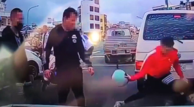 一声喇叭澎湖在地人却遭观光客群体围殴，画面非常骇人。（翻摄画面）
