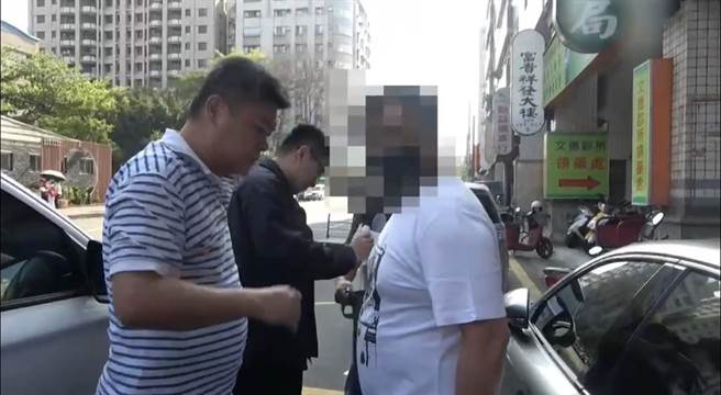 警方逮捕「至尊盟尊优会」会长萧姓男子。（翻摄照片／崔正纲高雄传真）