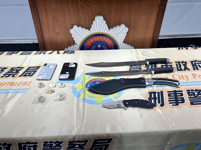 警方查获刀械、徽章等证物。（崔正纲摄）