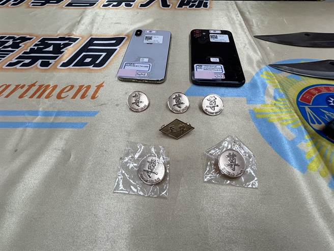 警方查获刀械、徽章等证物。（崔正纲摄）