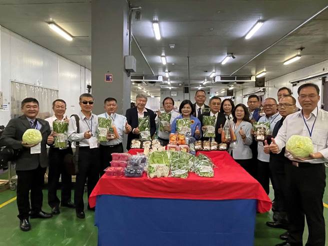 云林县长张丽善（左七）率团参访星国物流与超市，力拚云林良品进军国际。（云林县政府提供／张朝欣云林传真）