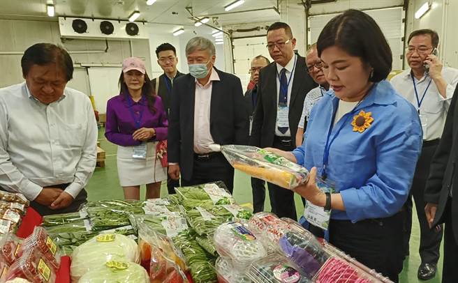 云林县长张丽善（右二）参访星国物流商集货分装场，大讚产线分工明确。（云林县政府提供／张朝欣云林传真）