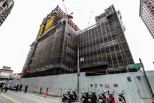 庄敬六街出现天坑，1辆特斯拉轿车掉进坑内，「丰采520」工地被认是祸首，县长杨文科勒令停工。（罗浚滨摄）