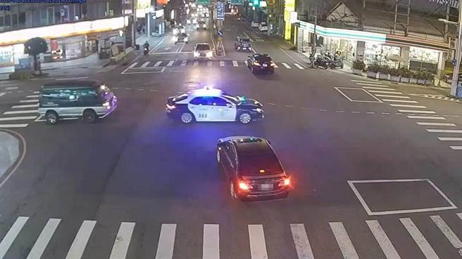 桃园市朱姓男子因为女儿发高烧，连忙请求警方开道，让10分钟车程缩短成3分钟。（翻摄照片）