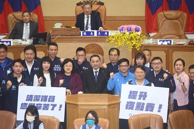 國民黨團爭取清潔隊夜點費，新北市長侯友宜允諾調升50％。（張鎧乙攝）
