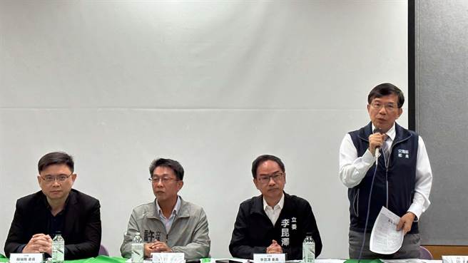 交通部长王国材（右）回应，高雄无法飞长程，是受限于机场跑道长度不足，但随着科技日新月异，或许未来有机会再来执行。此外，针对高雄新航厦改善，预计2033年阶段性完成，会再尽量加速办理，回应外界期待。（柯宗纬摄）