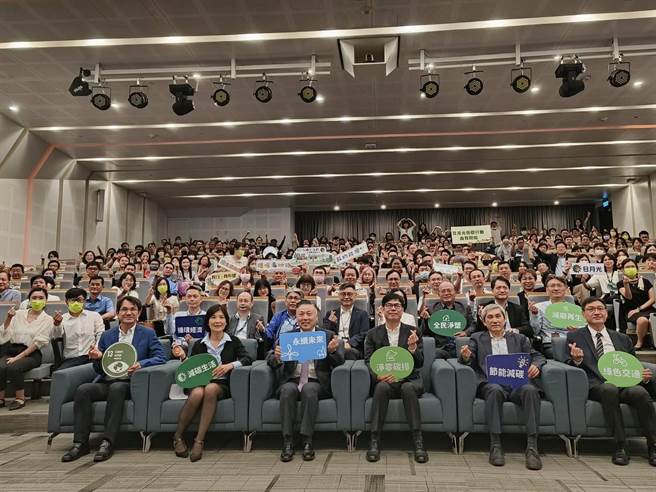 高雄市长陈其迈今日出席日月光半导体永续新公民表扬纪律行动宣誓大会，被问及陈致中将入监服刑，陈其迈说除肯定陈致中在议会坦承这对选民服务造成影响，允诺市府会协助推动他关心的红毛港迁村、小港机场等交通建设问题。（林雅惠摄）