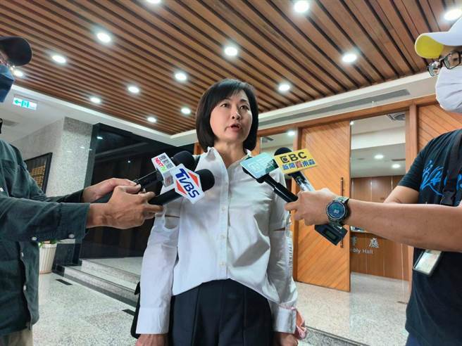 与陈致中同选区的国民党高市议员陈丽娜则酸，「听妈妈的话」没有错，但成年人还是要有判断。（柯宗纬摄）