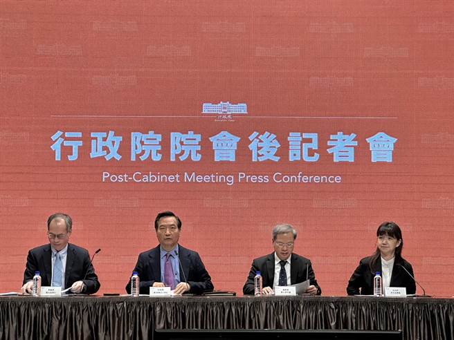 国发会主委龚明鑫（右一）27日在行政院会上透露景气灯号状况。（黄婉婷摄）