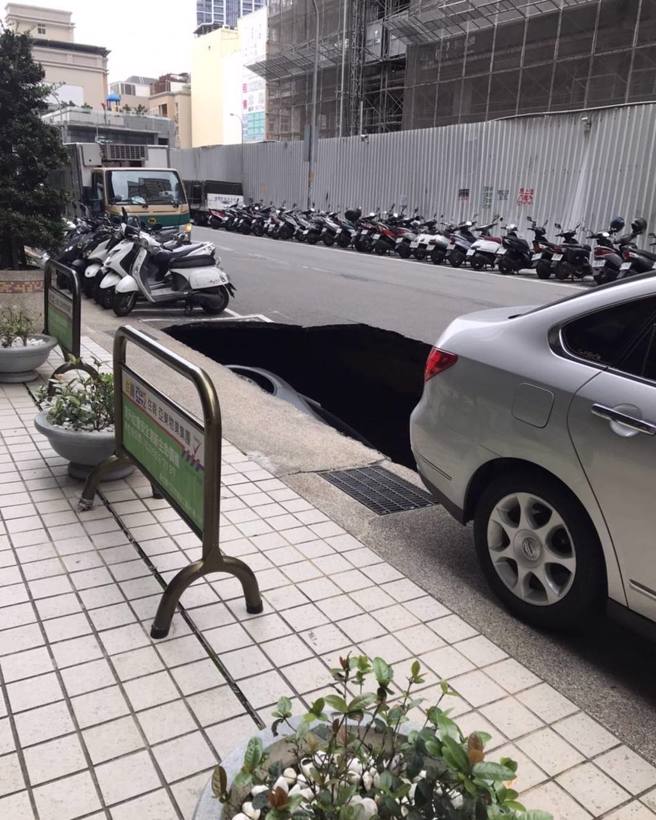 新竹县竹北庄敬六街「丰采520」建案疑因失误挖地下室，造成地下水掏空路基，形成巨大天坑，当场让停路旁的特斯拉整辆落入坑中。（翻摄照片）